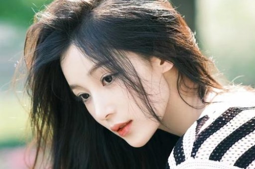 炸裂！司晓迪凌晨甩黑色吊带美照评论区从吃瓜到吐槽吵翻了天