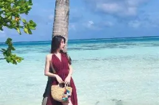 关晓彤曝出酒吧瓜深夜带助理去酒吧网友质疑她是深夜酗酒买醉